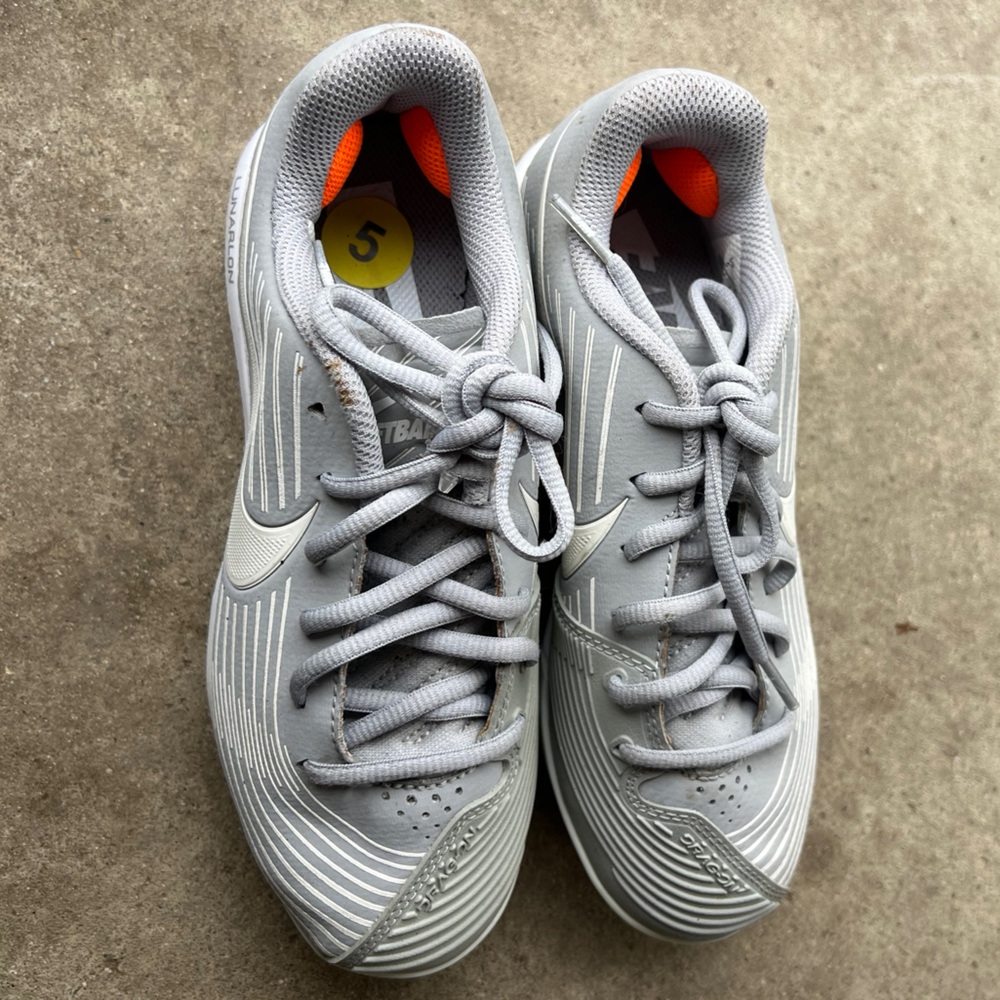 Nike Lunarlon Dragon softball metal cleats, gray & white, size 5